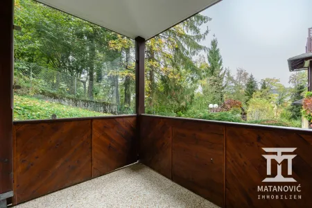 Überdachte Terrasse mit Grünblick