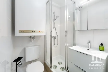 Modernes Badezimmer mit Dusche
