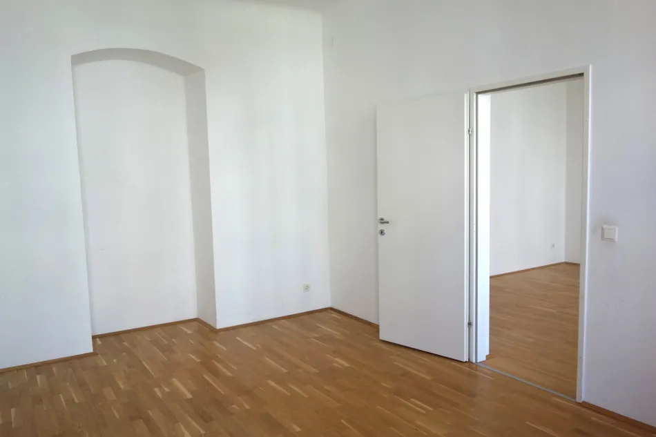 Charmante, gepflegte 2 Zimmer Wohnung mit 2 Balkonen, renovierter Altbau! - Bild