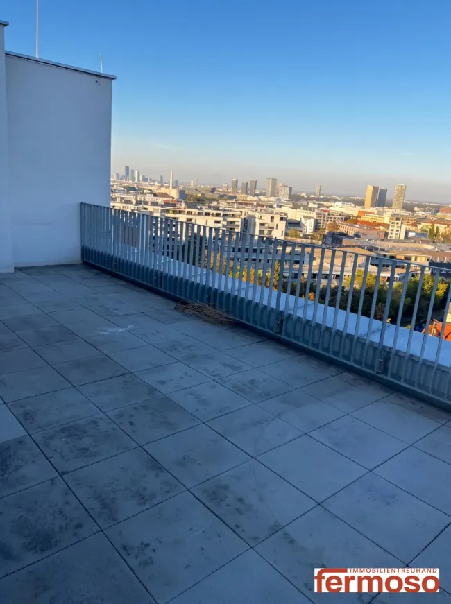 Wohnen, wo Wien durchatmet – außergewöhnliche 3-Zimmer-Terrassenwohnung am Laaerwald mit 52,3 m2 Dachterasse mit Weitblick über Wien - Titelbild