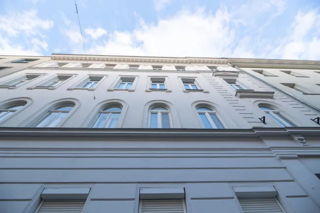 Wohnungspaket mit Werkstatt, Geschäftslokal & baubewilligtem Rohdachboden - Titelbild