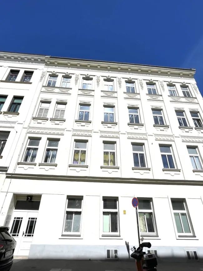 CHARMANTE 2- ZIMMER WOHNUNG IN SCHÖNEM ALTBAU - Titelbild
