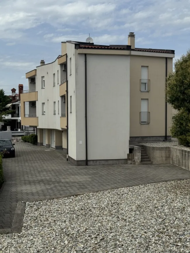 Exklusives Mehrfamilienhaus mit 4 modernen Wohneinheiten und Meerblick – zu verkaufen - Titelbild