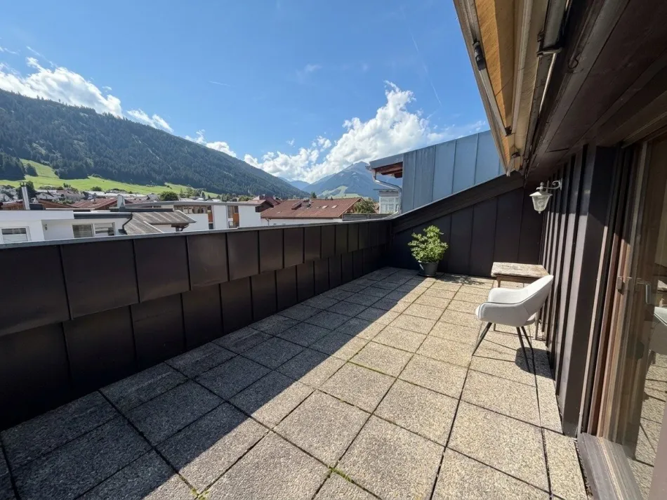 Großzügige 6-Zimmer- Dachgeschosswohnung mit Balkon und Dachterasse in Axams - Titelbild