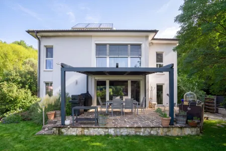 Südwestseitige Hausansicht mit Terrasse