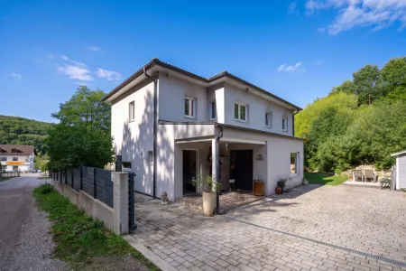 Hausansicht mit Zufahrt