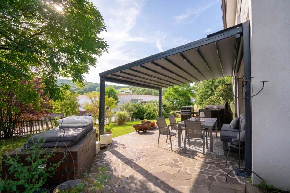 Südwestseitige Hausansicht mit Terrasse