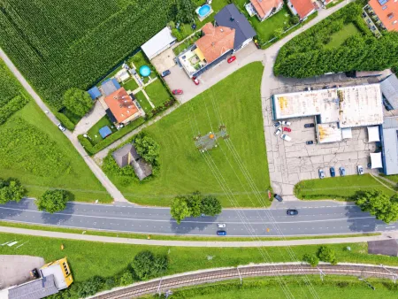 Draufsicht auf Grundstück und Hochspannungsmast