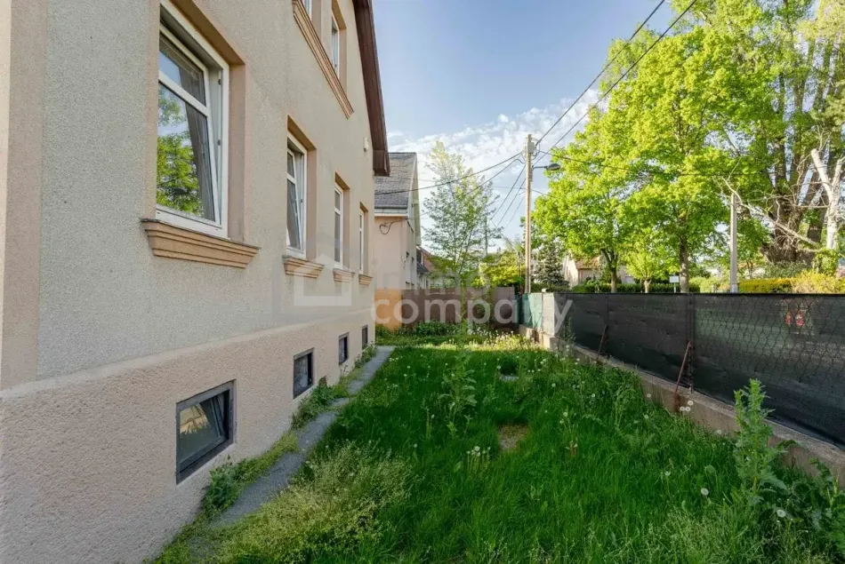 Großzügiges renovierungsbedürftig Einfamilienhaus mit Garten, Balkon, Terrasse und Garage in 1210 Wien! - Bild