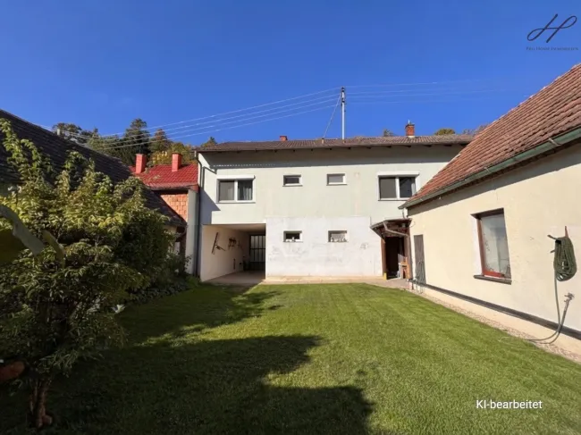 Großzügiges Wohnhaus mit vielseitigen Nutzungsmöglichkeiten und zahlreichen Nebengebäuden