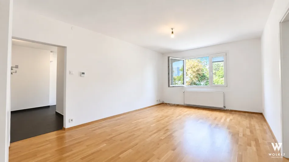 Renovierte 3-Zimmer-Wohnung mit Balkon & Grünblick I hell, ruhig und Nahe U3 I Garagenplatz anmietbar - Bild