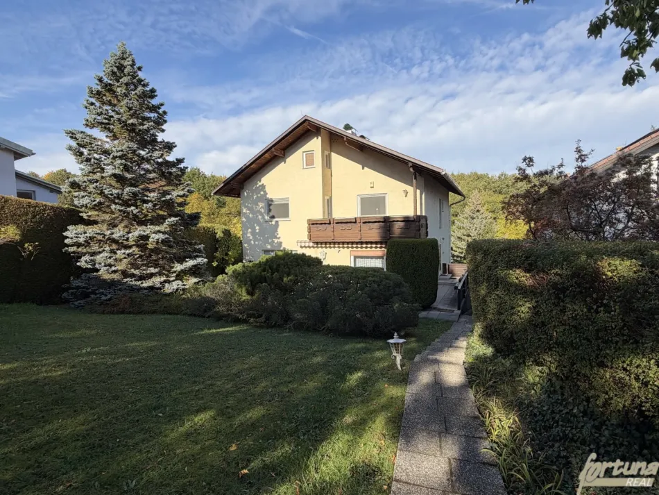 Einfamilienhaus mit unverbaubarem Waldblick auf großzügigem Hanggrundstück in Breitenfurt - Titelbild