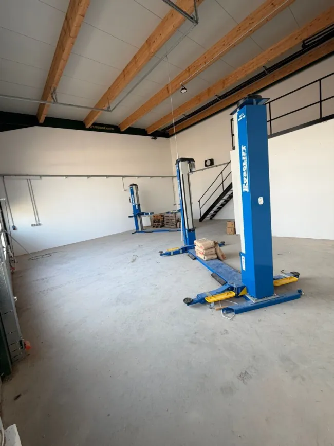 Startklar für dein Business: 100 m² Halle + 2 Hebebühnen im Thayapark 37 - Bild