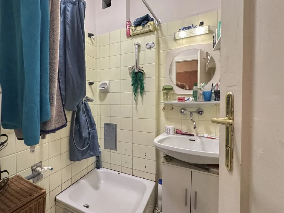 ***Sanierungsbedürftige 2,5 Zimmer-Wohnung nahe Brunnenmarkt*** - Bild