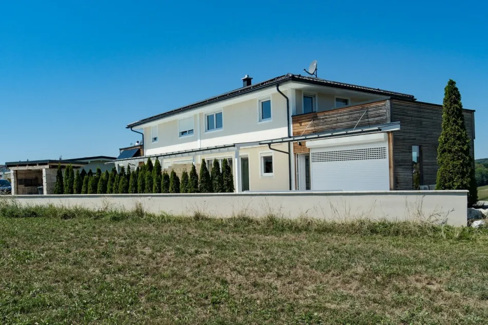 Neuwertige Doppelhaushälfte mit PV-Anlage und unverbaubarem Ausblick! - Bild