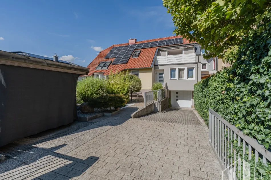 Gepflegtes Einfamilienhaus in sehr gutem Zustand mit ca. 311 m² Gesamtnutzfläche in Pregarten - Titelbild