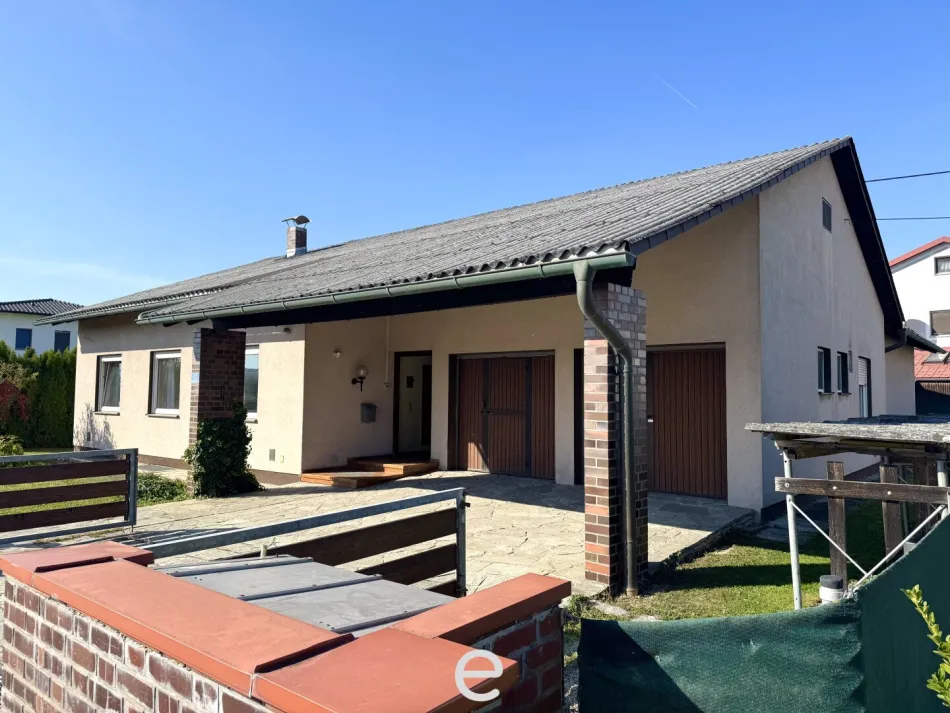 Wohnen auf einer Ebene – großzügiges Wohnhaus mit traumhaftem Grün- und Fernblick in Fraham - Titelbild