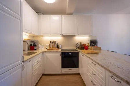 Küche im Landhausstil mit Naturstein-Arbeitsplatte