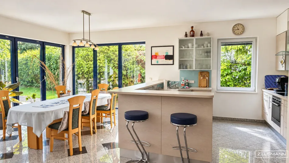 EIN ZUHAUSE FÜR ALLE GENERATIONEN! Traumhafter Familiengrundriss, privates Gartenparadies mit Pool & Poolhaus | ZELLMANN IMMOBILIEN - Bild