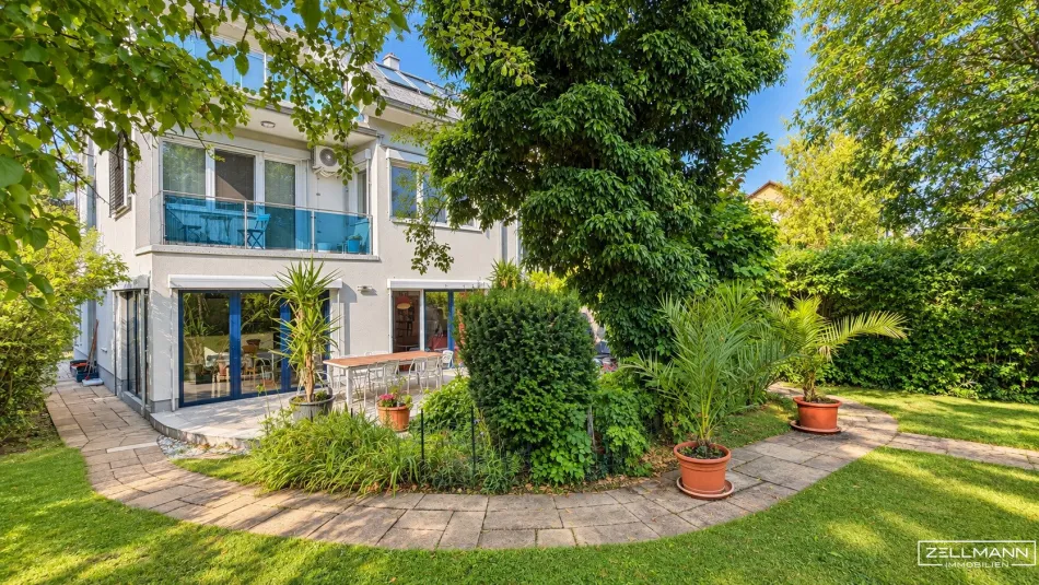 EIN ZUHAUSE FÜR ALLE GENERATIONEN! Traumhafter Familiengrundriss, privates Gartenparadies mit Pool & Poolhaus | ZELLMANN IMMOBILIEN - Titelbild