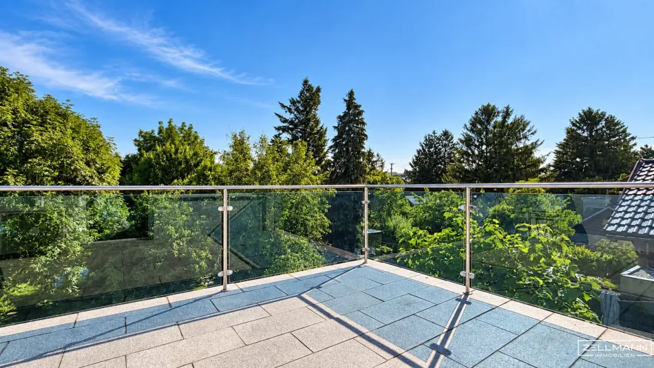 EIN ZUHAUSE FÜR ALLE GENERATIONEN! Traumhafter Familiengrundriss, privates Gartenparadies mit Pool & Poolhaus | ZELLMANN IMMOBILIEN - Bild