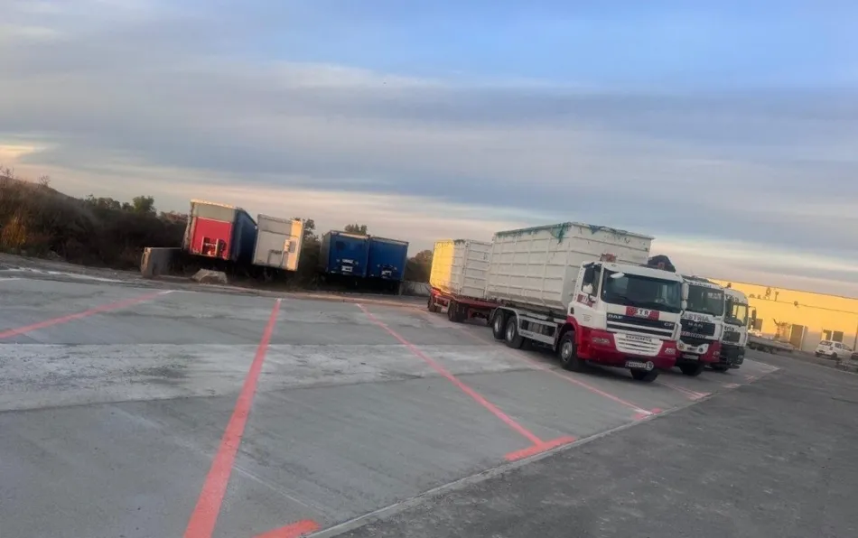 LKW-Stellplätze zu vermieten – videoüberwacht, 24 Stunden zugänglich - Titelbild