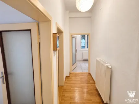 Langer Flur mit Zugang zu weiteren Räumen