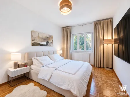 Modernes Schlafzimmer mit großem Bett und Fenster