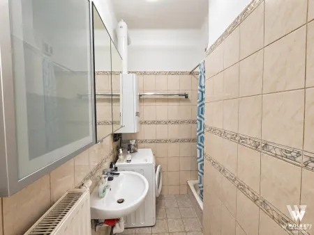 Badezimmer mit Waschmaschine