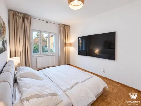 Schlafzimmer mit großem Fenster und TV