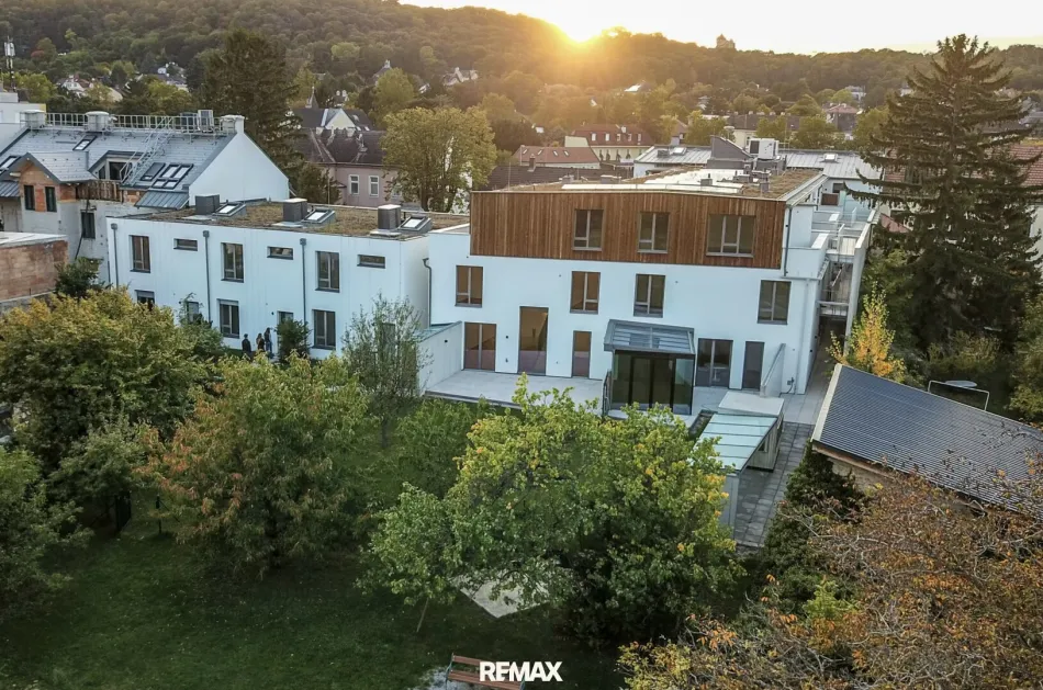 ANKOMMEN. WOHLFÜHLEN. BLEIBEN. I TERRASSE I PHOTOVOLTAIK I TOP-ANBINDUNG - Titelbild