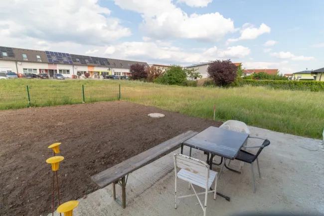 Blick von der Terrasse ins Grüne