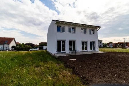 Blick vom Garten zum Haus