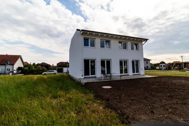 Blick vom Garten zum Haus