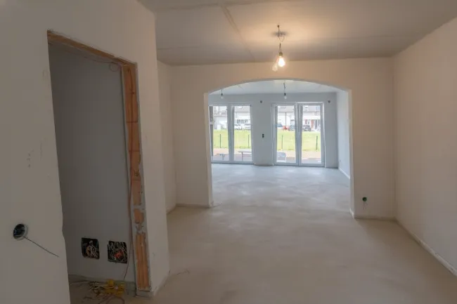 Blick von der Küche zum Wohnbereich und Terrassenausgang
