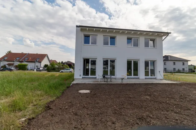 Blick vom Garten zum Haus