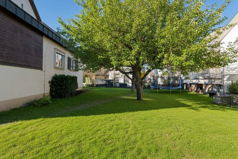 Renovierungsbedürftiges Einfamilienhaus auf großzügigem Grundstück in Lustenau - Bild