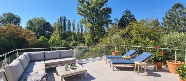 Terrasse im Obergeschoss: KI generiert Einrichtung