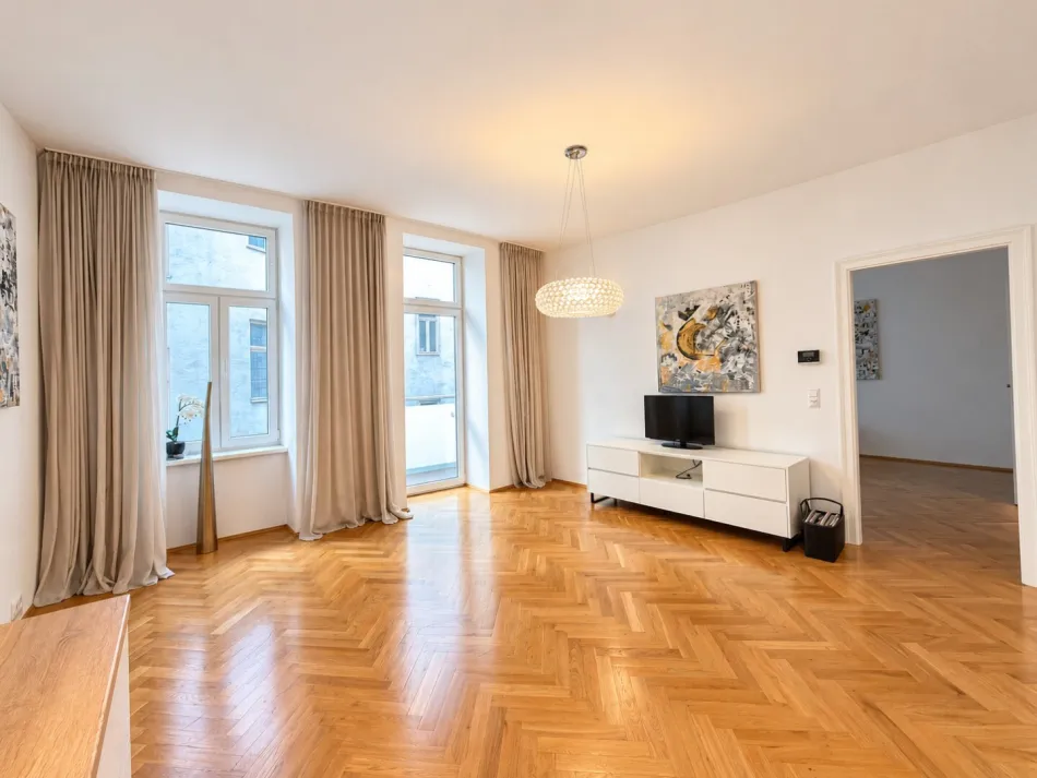 Modernisierte 2-Zimmer-Altbauwohnung mit 9 m² Balkon nahe dem Belvederegarten - Titelbild