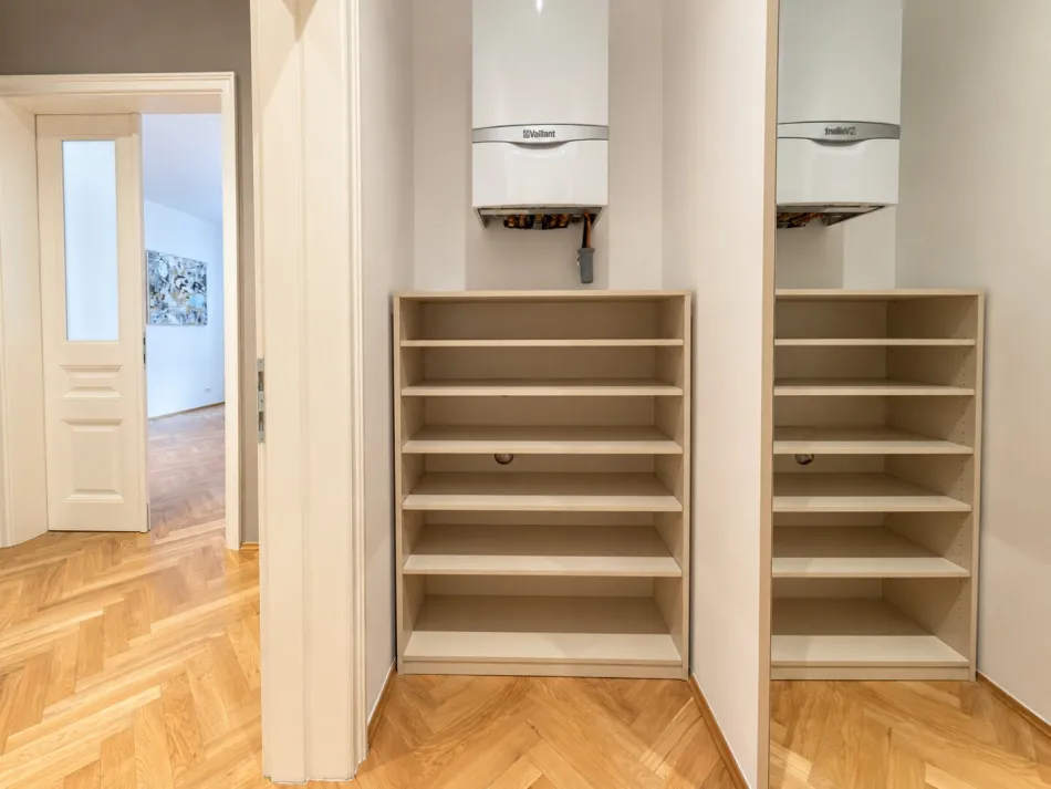 Modernisierte 2-Zimmer-Altbauwohnung mit 9 m² Balkon nahe dem Belvederegarten - Bild