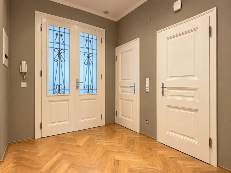 Modernisierte 2-Zimmer-Altbauwohnung mit 9 m² Balkon nahe dem Belvederegarten - Bild