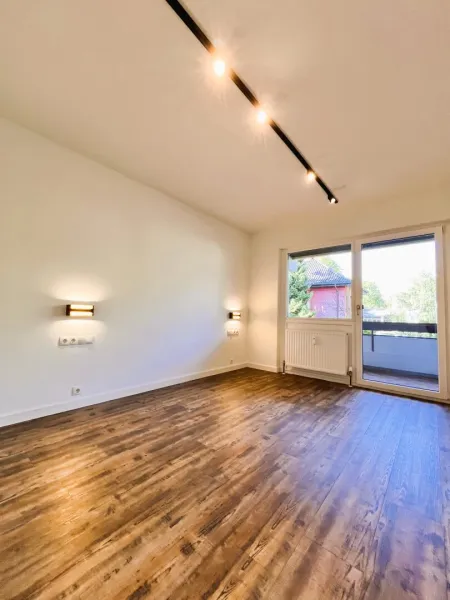 Schlafzimmer mit Zugang zu Balkon