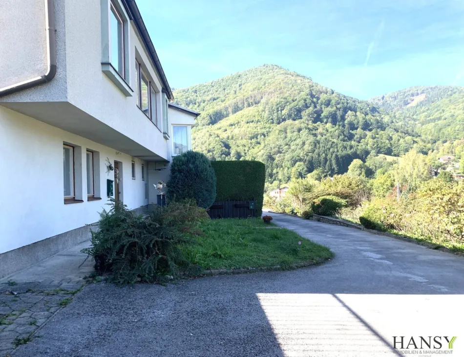 TRAUMLAGE IN LILIENFELD - Einfamilienhaus mit außergewöhnlicher Architektur, Gartenhaus, Loggia und grandioser Weitsicht - Titelbild