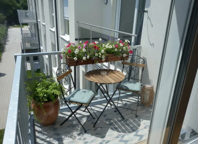Terrasse im Obergeschoss: KI generiert Einrichtung