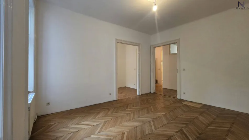 3-Zimmer-Wohnung Altbauwohnung im Hochparterre mit großem Potenzial und einem bezaubernden Grünblick (über 1.000m2 Gemeinschaftsgarten) - Bild