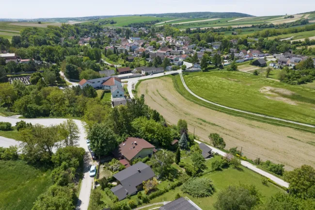 Drohnenblick von Norden zum Haus