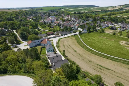 Drohnenblick zum Ortszentrum