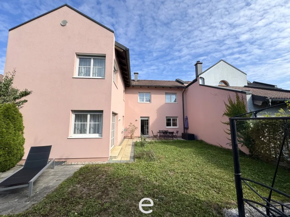 Ein Zuhause zum Ankommen – Reihenhaus mit Kamin, Terrasse und privatem Garten in Wels - Bild