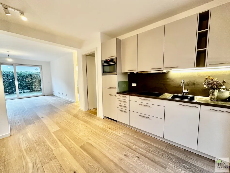 Küche mit Essplatz und Ausgang in den einen der beiden Gärten