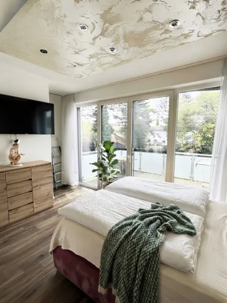 Schlafzimmer mit Blick auf Balkon (teilweise mit KI)
